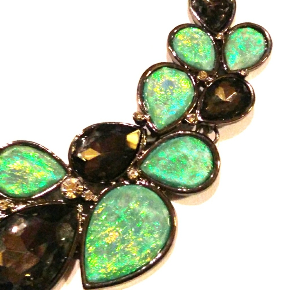 SALE❣ NEW Opalescent Green Smokey Stone Bib - Picture 3 of 8